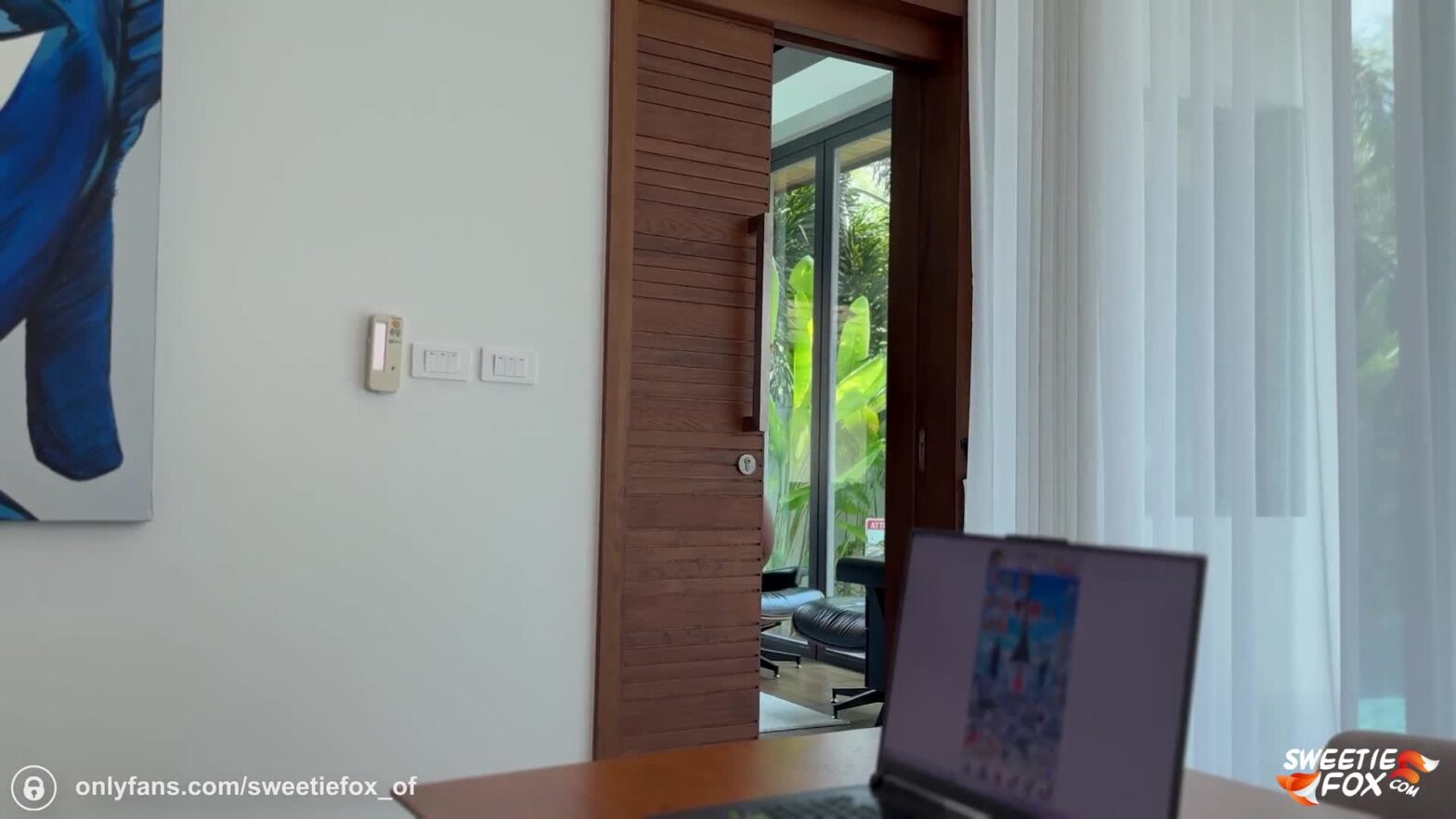 Quỳ bú cu thầy rồi em út dang lồn non đón tinh tràn đầy